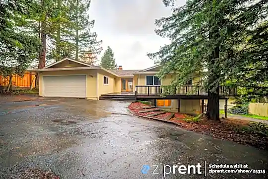 1160 Burnside Road, A Photo 1