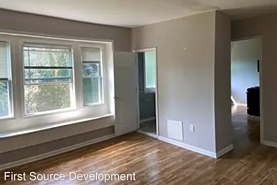 1055 South Plymouth Avenue Photo 2