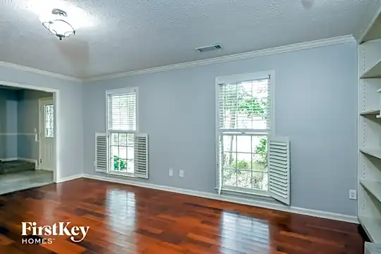 1214 Hollytree Court Photo 2