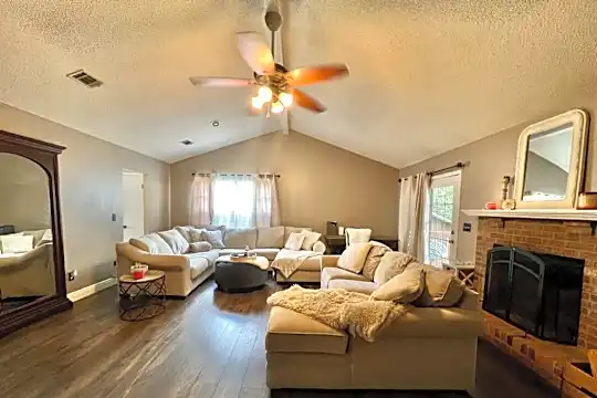 615 Kathleen Ct Photo 2