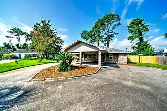 350 Greenwood Cir Photo 1