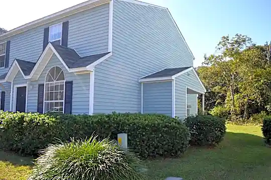 2204 Timberwood Cir S Photo 2