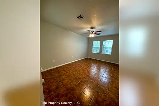 1703 Deloney St Photo 2