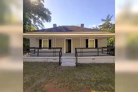 305 W Walker St Photo 1