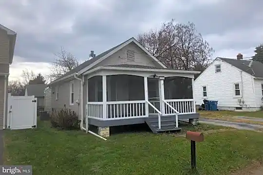 322 E Hazeldell Ave Photo 1