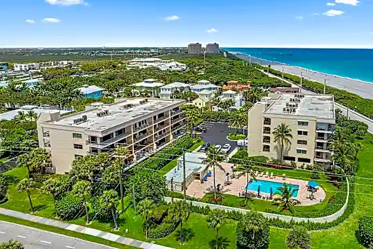 1045 Ocean Dr #204 Photo 1