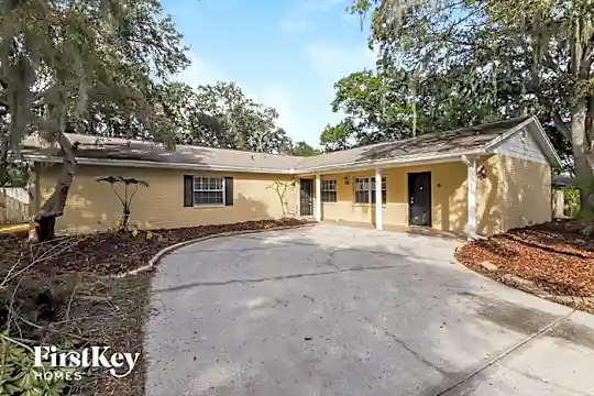 1120 Brandon Lakes Ave Photo 2