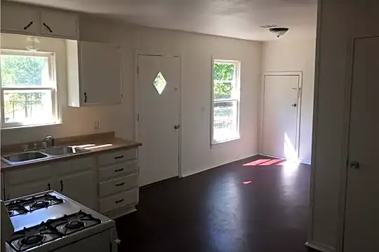 1107 Stanford St Photo 2