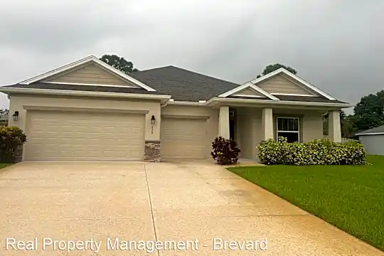 828 Walden Boulevard SE Photo 2