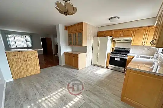 1635 Mayflower Ave Photo 2