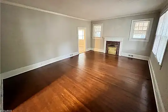 2213 Queen St Photo 2