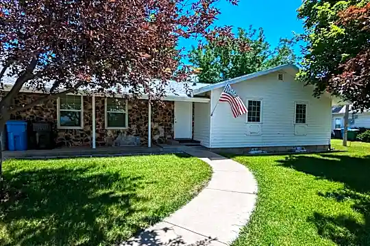 1760 N 400 E Photo 1
