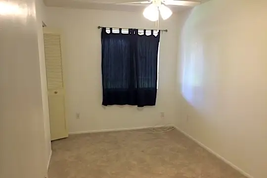 1047 W Cornell Dr Photo 2