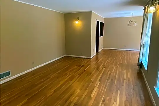 2346 Midvale Cir Photo 2
