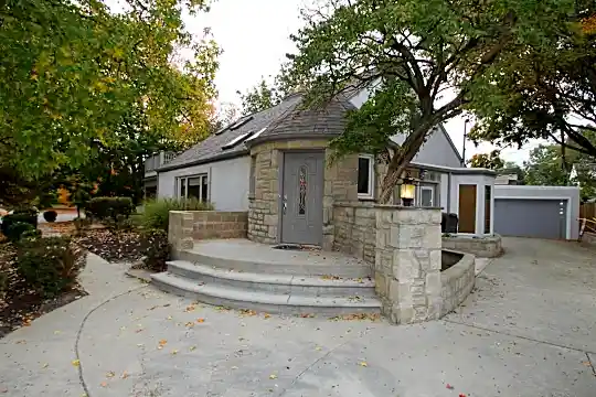 1717 Barrington Rd Photo 2