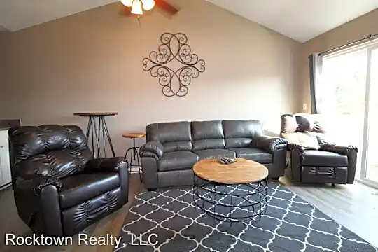 1446 Bradley Dr Photo 1