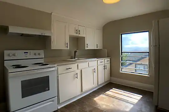 646 Washington Ave Photo 2