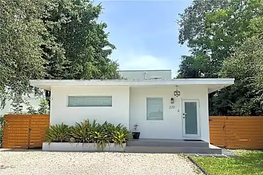 220 NW 47th St #B Photo 1