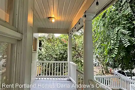 15 NE Monroe St Photo 2