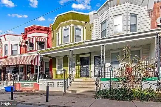 5327 Addison St Photo 2