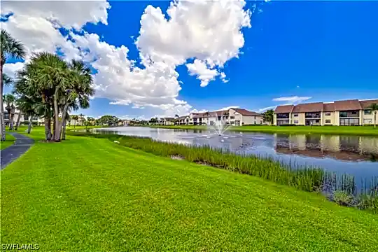 8475 Charter Club Cir #5 Photo 2