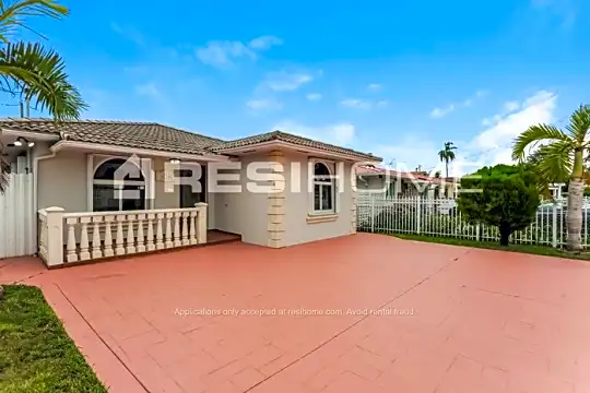 Houses For Rent in Sunset, FL - 297 Rentals