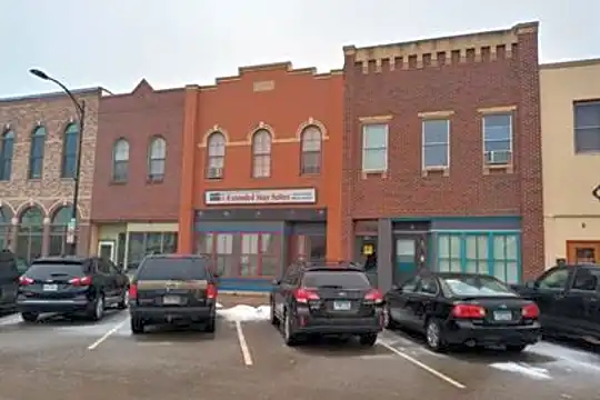 118 Main St E Photo 1