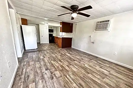 410 S Oak Ave Photo 2