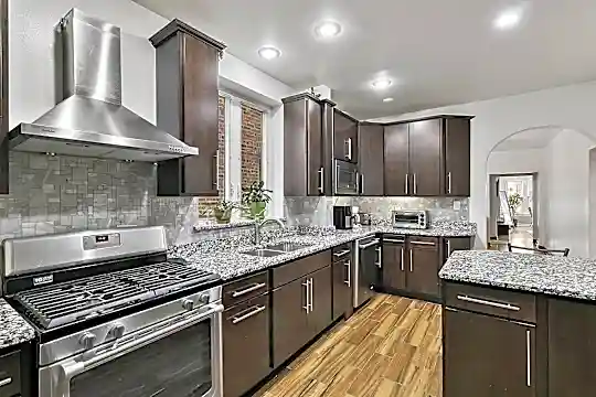 2562 W Argyle St #1 Photo 2