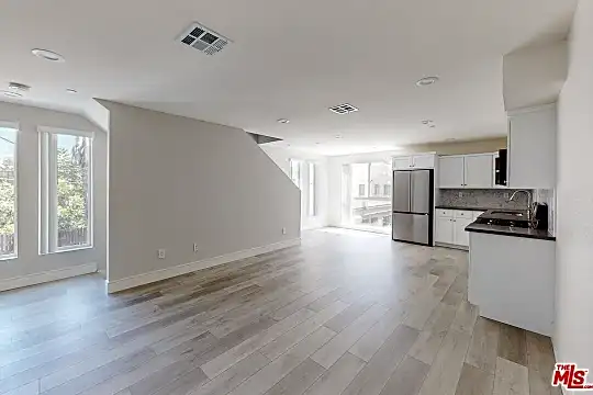 951 N Mariposa Ave #1/2 Photo 2