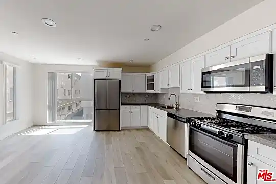 951 N Mariposa Ave Photo 1