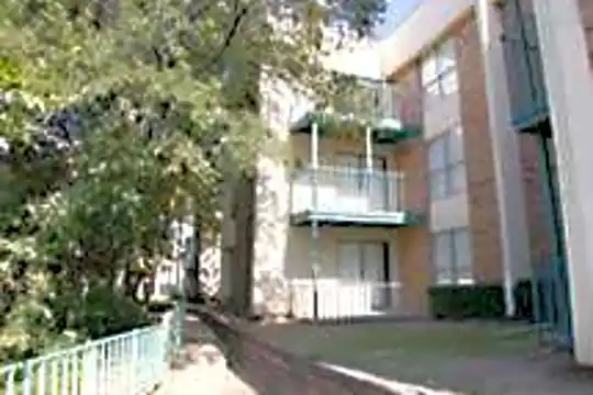 Hyde Park Condominiums Photo 2