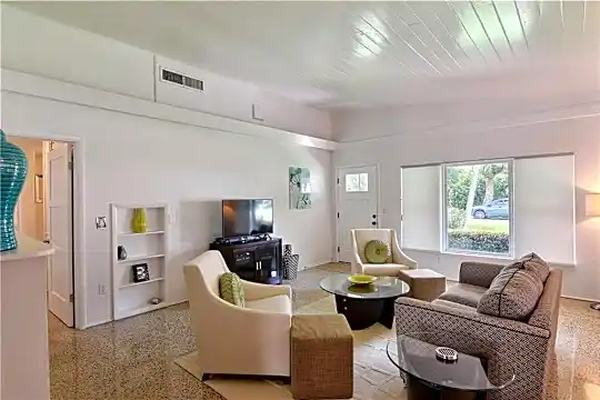 641 Bougainvillea Ln Photo 2
