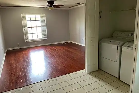 3214 W Gandy Blvd Photo 2