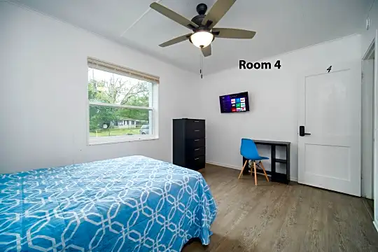 Room For Rent Photo 2
