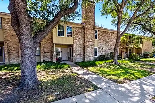 531 Towne House Ln Photo 2