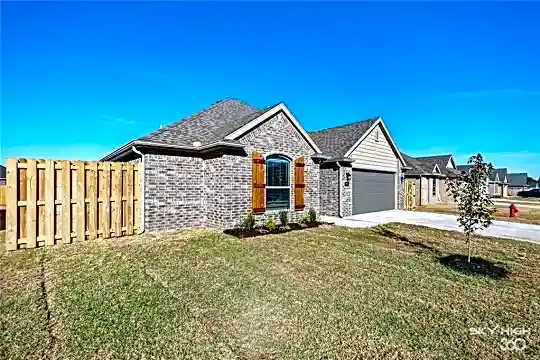293 W Tyler Rd Photo 2