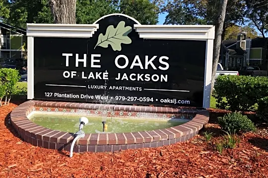 The Oaks of Lake Jackson Photo 2