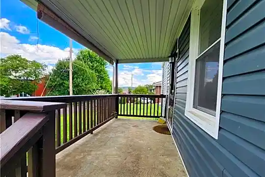 690 Orchard Ave Photo 2