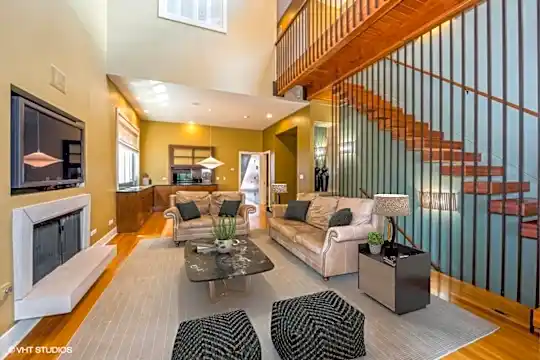 2554 N Southport Ave #2 Photo 2