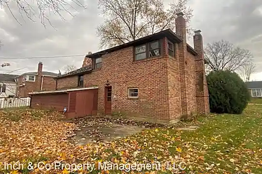 2461 Schoolhouse Ln Photo 2