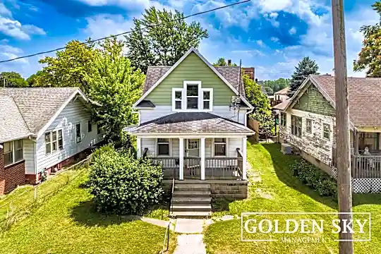 311 W Memorial Dr Photo 1