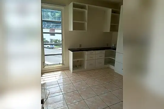 2930 E Manoa Rd Photo 2
