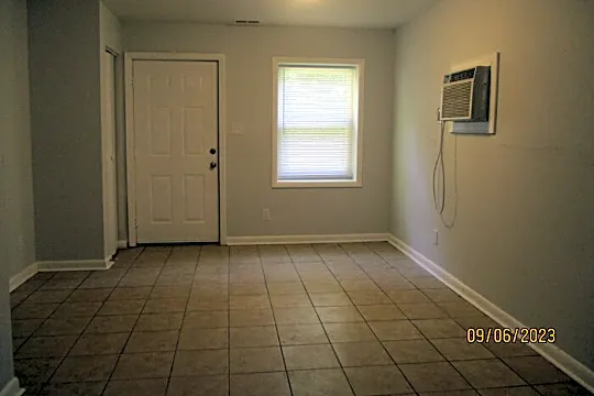 327 Oak St Photo 2