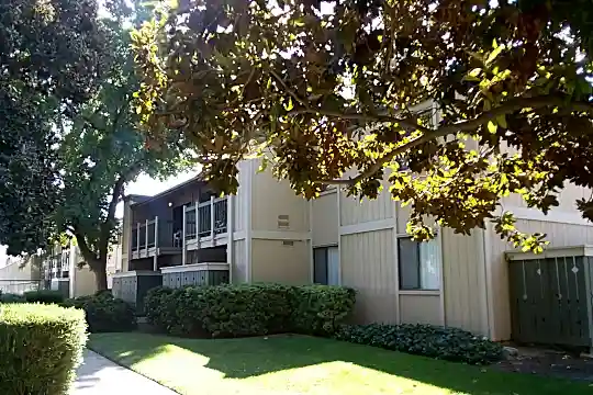 Summer Park Apartments Photo 1