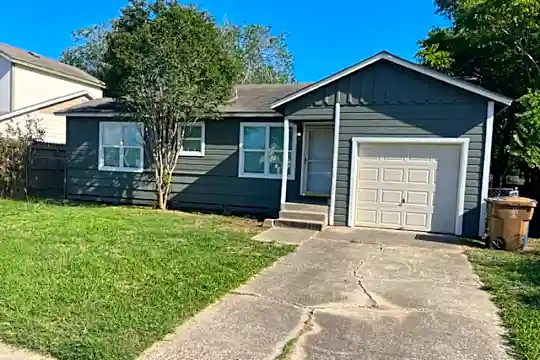 1013 Anderson St Photo 2