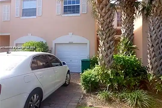 6303 Landings Way #6303 Photo 1