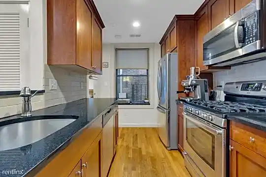 469 Hanover St Photo 2