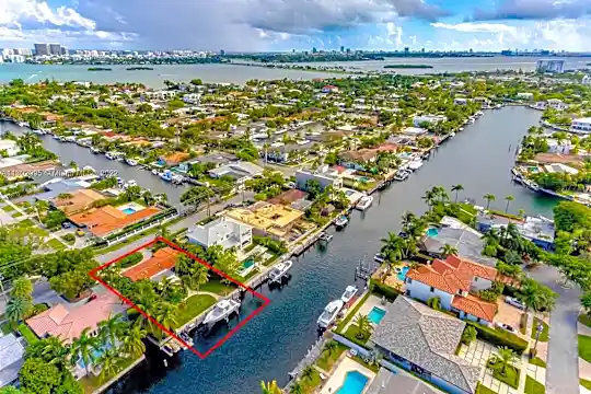 13080 N Bayshore Dr Photo 2