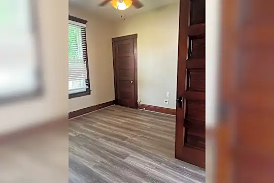 1435 Berry Blvd Photo 2